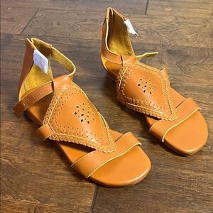 ELF Savannah Leather Sandals, size 7